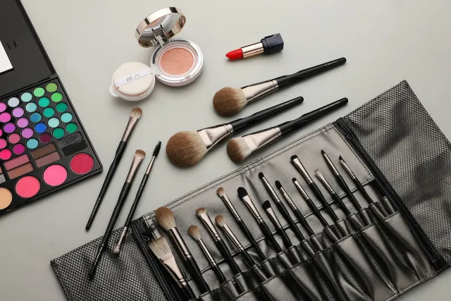 Peralatan make up yang bersih dan lengkap