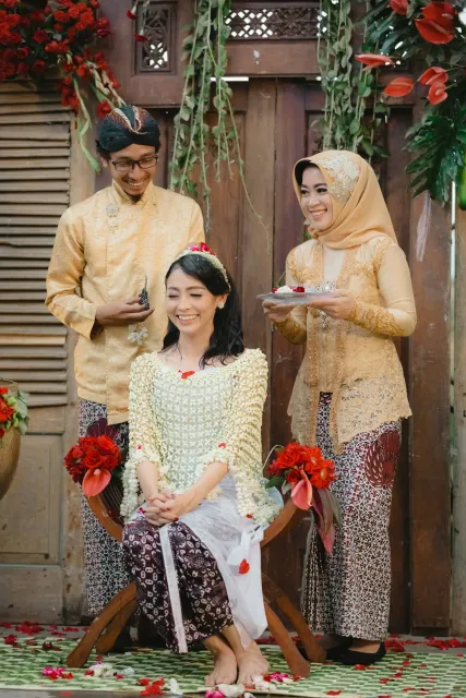 Riasan lamaran dengan kebaya