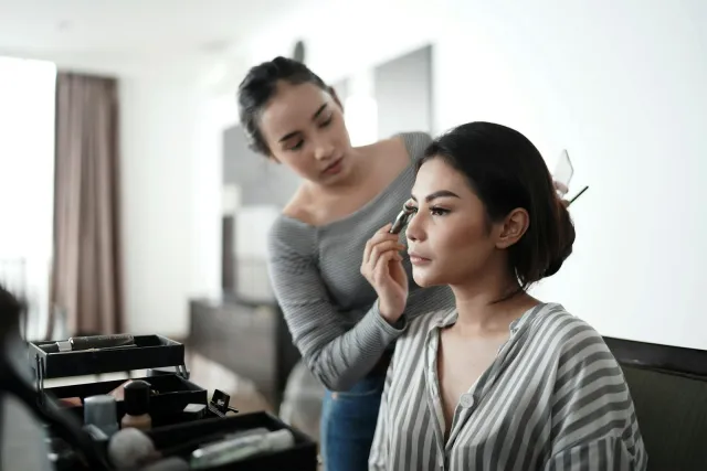 Make up untuk pesta dan sesi foto