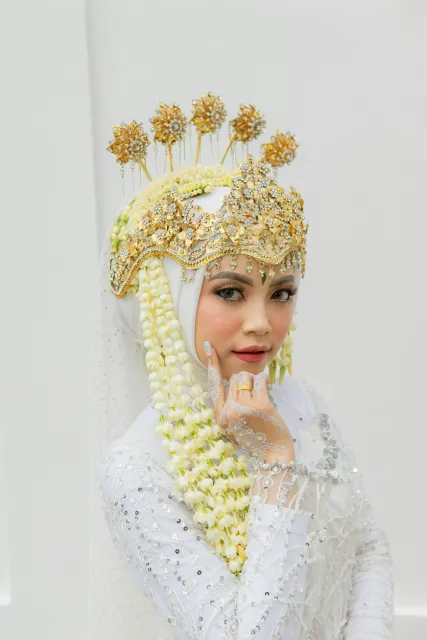 Riasan pengantin adat Sunda berhijab