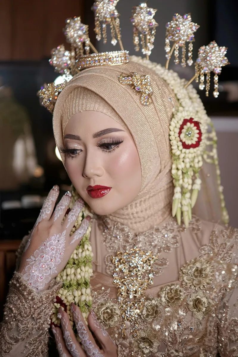 Pengantin berhijab dengan riasan adat Sunda